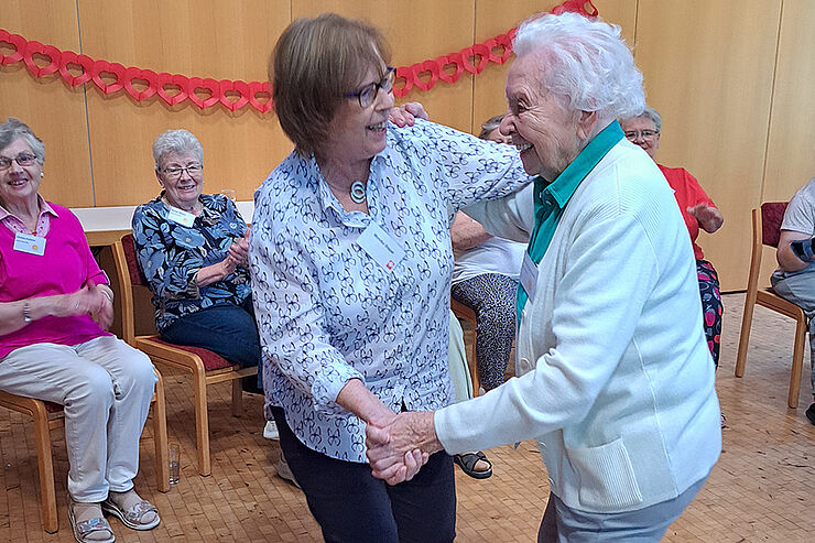 Zwei Frauen tanzen.